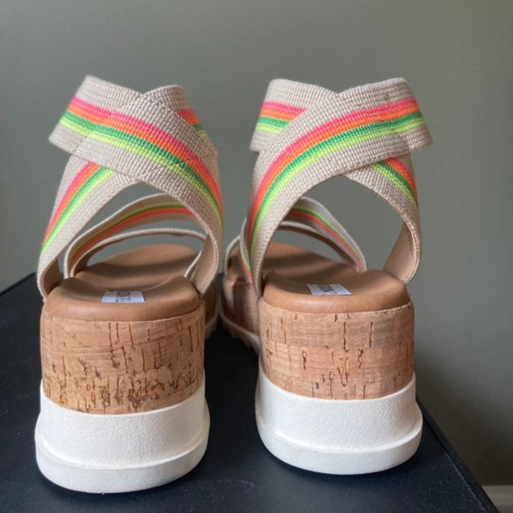 Steve Madden | Bandi Platform Ripple Sole Wedge Sandal in Bright Multicolor - Picture 4 of 9